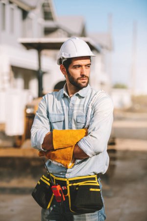 Foto de Retrato de hombre caucásico trabajador de la construcción que lleva casco y equipo de seguridad, capataz de ingenieros civiles que trabajan en el sitio de construcción. - Imagen libre de derechos
