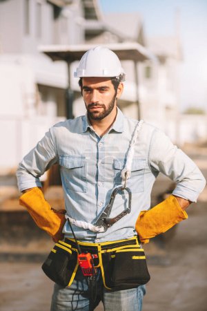 Téléchargez les photos : Portrait d'un homme caucasien travailleur de la construction portant un casque de sécurité, contremaître des ingénieurs civils travaillant sur le chantier. - en image libre de droit
