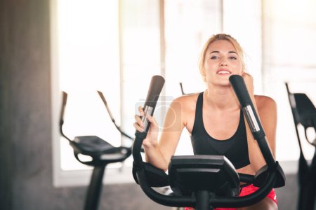Téléchargez les photos : Fitness Sport Femme Entraînement en salle de gym sur tapis roulant - Style de vie et concept de soins de santé - en image libre de droit