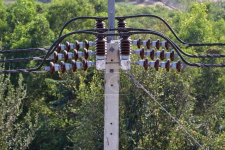 Los aisladores en los postes eléctricos son dispositivos utilizados para soportar cables. y evitar fugas eléctricas