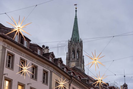 Téléchargez les photos : Sankt Gallen, Saint-Gall, SUISSE - 07 décembre 2019 : La ville de Saint-Gall en Suisse d'humeur de Noël - en image libre de droit