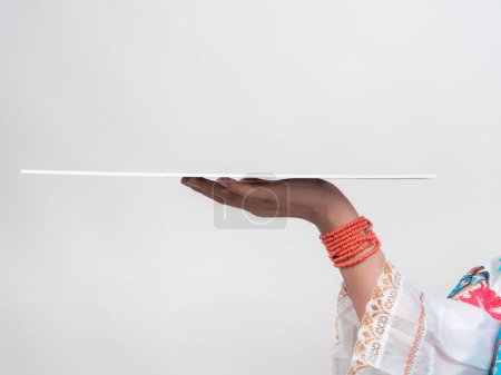detalle de manos de chica hispana sosteniendo un plato con sus manos, dispuesta a añadir digitalmente cualquier objeto