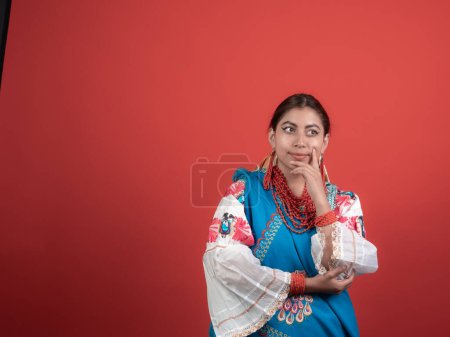 Téléchargez les photos : Chica latina de origen kichwa con fondo rojo y cara de nave - en image libre de droit