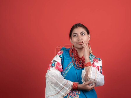 Foto de Chica latina de origen kichwa mirada incrédula con un fondo rojo - Imagen libre de derechos