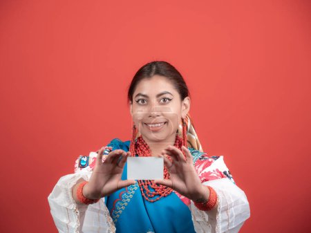 Mädchen ecuadorianischer Kichwa-Herkunft mit Kreditkarte