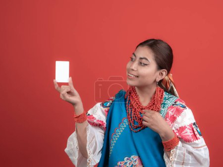 glückliches hispanisches Kichwa-Mädchen zeigt auf eine Kreditkarte
