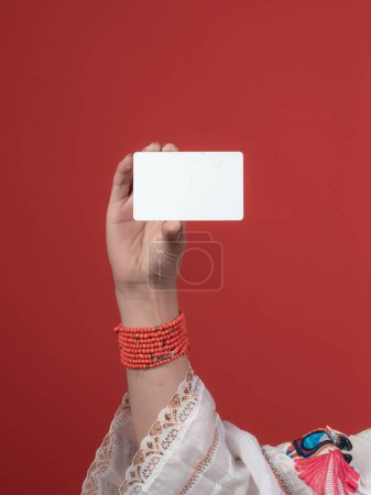Téléchargez les photos : Main de femme kichwa avec poignées rouges tenant une carte de crédit - en image libre de droit