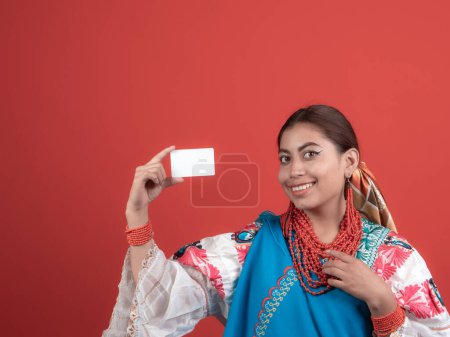Téléchargez les photos : Kichwa latina heureuse fille pointant vers une carte de crédit - en image libre de droit