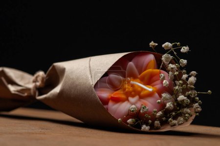 Téléchargez les photos : Artisanat fait avec de la cire de soja d'une fleur dans un bouquet pour la fête des mères cadeau - en image libre de droit