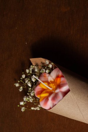 Téléchargez les photos : Artisanat fait avec de la cire de soja d'un tournesol dans un bouquet pour la fête des mères cadeau - en image libre de droit