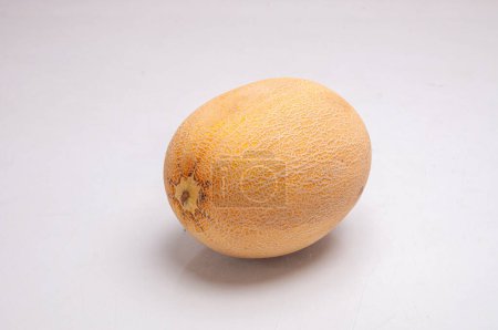 Reife Melone verzehrfertig auf weißem Hintergrund