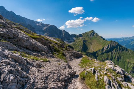 Téléchargez les photos : Superbe trekking à travers de beaux paysages de montagne à la Braunarlspitze von Schroecken à Vorarlberg, Autriche - en image libre de droit