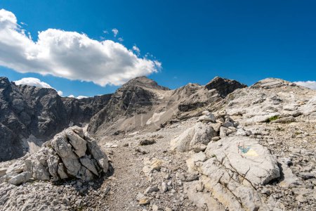 Téléchargez les photos : Superbe trekking à travers de beaux paysages de montagne à la Braunarlspitze von Schroecken à Vorarlberg, Autriche - en image libre de droit
