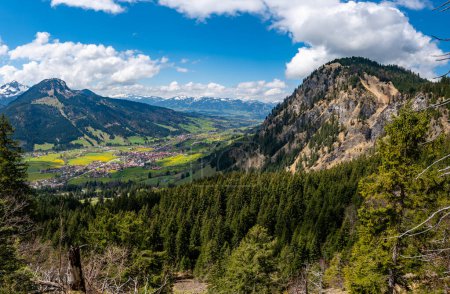 Téléchargez les photos : Belle randonnée printanière en montagne d'Oberjoch à Spieser et Hirschberg dans les Alpes Allgau - en image libre de droit