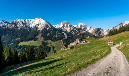 Téléchargez les photos : Une randonnée tranquille de Zoeblen Zugspitzblick à Schoenkahler dans la belle vallée de Tannheimer - en image libre de droit