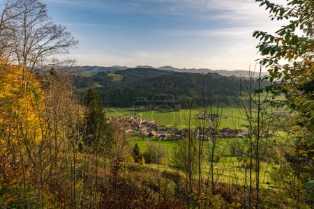 Foto de Hermosa caminata de otoño Eistobel sobre Laubenberg y Kapf cerca de Isny im Allgau - Imagen libre de derechos