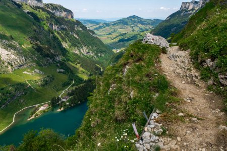 Téléchargez les photos : Merveilleuse randonnée dans les montagnes de l'Alpstein de Wasserauen à Meglisalp en Appenzellerland Suisse - en image libre de droit