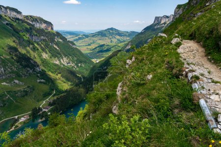 Téléchargez les photos : Merveilleuse randonnée dans les montagnes de l'Alpstein de Wasserauen à Meglisalp en Appenzellerland Suisse - en image libre de droit