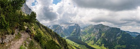 Téléchargez les photos : Randonnée fantastique dans les montagnes de l'Alpstein de Hoher Kasten à Saxer Lucke en Appenzellerland Suisse - en image libre de droit