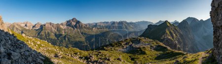 Téléchargez les photos : Excursion difficile en montagne via le Mindelheim via ferrata depuis Mittelberg Kleinwalsertal dans les Alpes Allgau - en image libre de droit