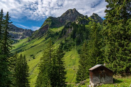 Téléchargez les photos : Randonnée fantastique à la Hochkuenzelspitze dans le Vorarlberg Autriche de Schroecken via la cabane Biberacher - en image libre de droit