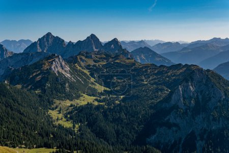 Fantastique tour de montagne d'automne à l'Aggenstein et Brentenjoch dans la belle Tannheimer Tal Autriche