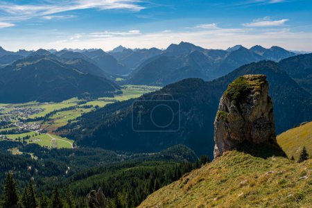 Foto de Fantástica excursión de otoño a la montaña Aggenstein y Brentenjoch en la hermosa Tannheimer Tal Austria - Imagen libre de derechos