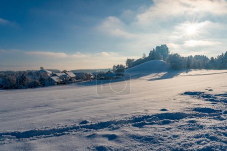 Foto de Nevado y hermoso paisaje de invierno en Waldburg en Alta Suabia. Vista al castillo cubierto de nieve - Imagen libre de derechos