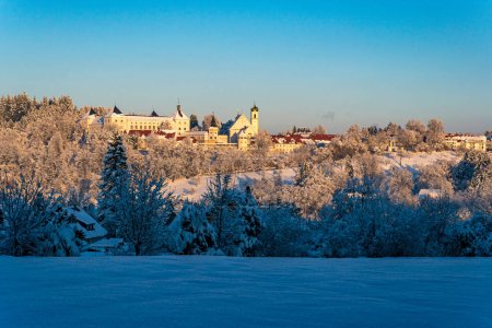 Verschneite und wunderschöne Winterlandschaft im oberschwäbischen Wolfegg. Blick über das verschneite Dorf auf die Burg