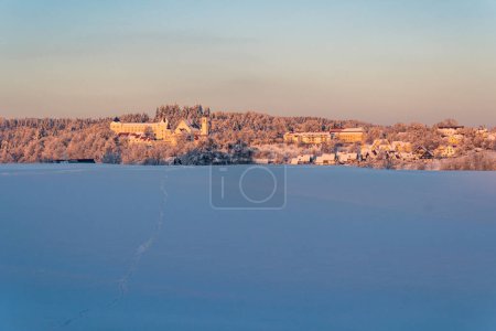 Foto de Nevado y hermoso paisaje invernal en Wolfegg en Alta Suabia. Vista sobre el pueblo cubierto de nieve al castillo - Imagen libre de derechos