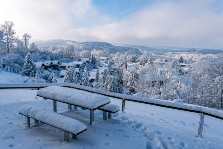 Foto de Nevado y hermoso paisaje invernal en Alttann, en la Alta Suabia. Vista sobre el pueblo cubierto de nieve a la torre de la iglesia - Imagen libre de derechos