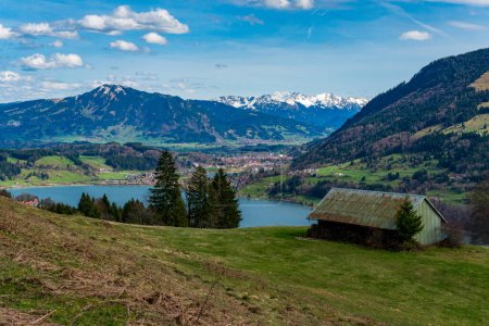 Foto de Caminata de primavera en el Thaler y Salmaser Hoehe en Immenstadt con una vista del Alpsee en los hermosos Alpes Allgau - Imagen libre de derechos