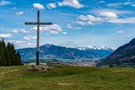 Frühjahrswanderung auf der Thaler und Salmaser Höhe in Immenstadt mit Blick auf den Alpsee in den schönen Allgäuer Alpen