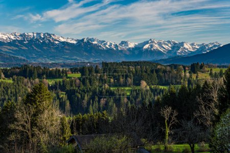 Malerische Frühjahrswanderung auf den Stoffelberg bei Niedersonthofen im Allgau mit schönem Blick auf den Niedersonthofener See