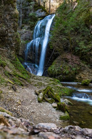 Belle randonnée printanière à la cascade de Niedersonthofen à travers le Falltobel près de Niedersonthofen dans l'Allgau