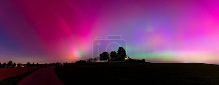 Téléchargez les photos : Lumières nordiques colorées, aurores boréales dans l'Allgau dans le sud de l'Allemagne - en image libre de droit