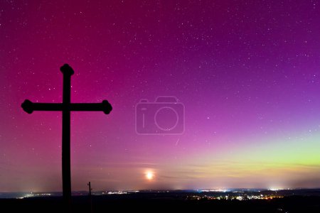 Lumières nordiques colorées, aurores boréales dans l'Allgau dans le sud de l'Allemagne
