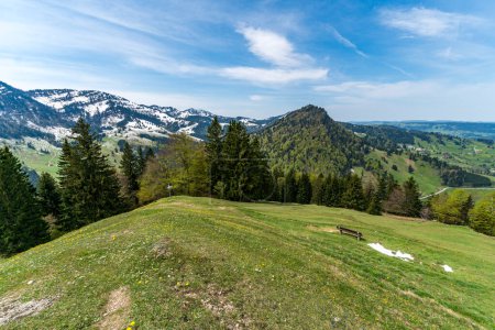 Beau sentier panoramique circulaire de randonnée au Denneberg à la Nagelfluhkette dans l'Allgau près d'Oberstaufen Steibis
