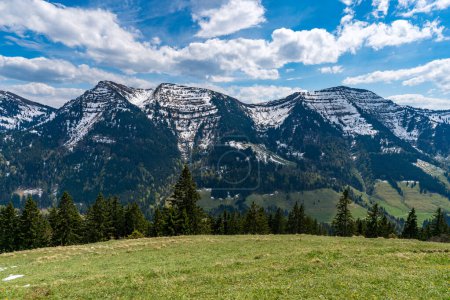 Schöner Rundwanderweg auf den Denneberg an der Nagelfluhkette im Allgau bei Oberstaufen Steibis