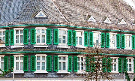 Foto de Fachada de una casa de pizarra en la Tierra Bergisches con ventanas y - Imagen libre de derechos