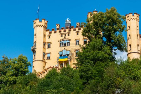 Téléchargez les photos : Château de Hohenschwangau près de Fuessen, lieu de naissance du roi Ludwig II - en image libre de droit