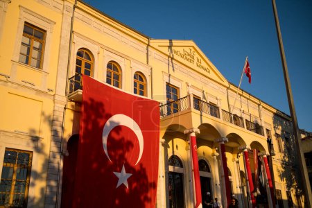 Téléchargez les photos : Izmir, Turquie - 15 juillet 2022 : Journée de la démocratie en Turquie Izmir. izmir maison du gouvernement municipal - en image libre de droit