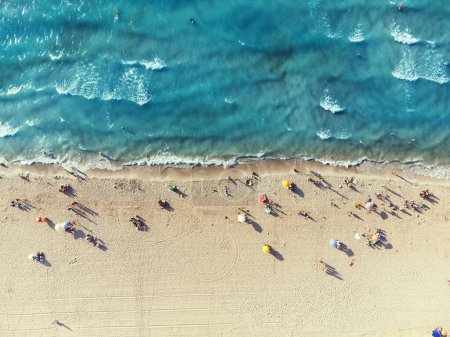 Foto de Izmir, Turquía - 17 de agosto de 2022: Vista aérea de la playa de Ilica en verano Cesme Izmir Turquía hay personas en la playa con sombrillas - Imagen libre de derechos
