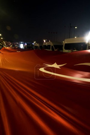 Foto de Izmir, Turquía - 9 de septiembre de 2022: Las personas que portan una enorme bandera turca en las celebraciones del Día de la Libertad Izmir en Izmir Konak Turquía - Imagen libre de derechos