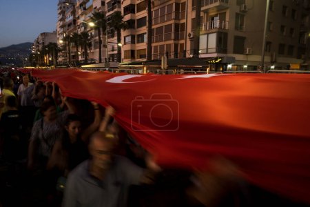 Téléchargez les photos : Izmir, Turquie - 9 septembre 2022 : Des gens portant un énorme drapeau turc lors des célébrations de la journée de la liberté Izmir à Izmir Konak Turquie - en image libre de droit