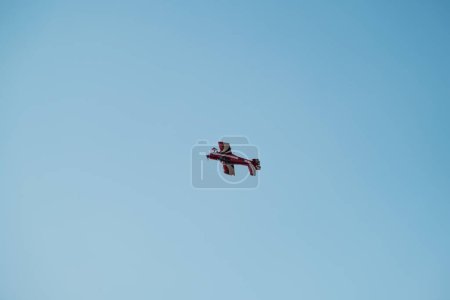 Foto de Izmir, Turquía - 9 de septiembre de 2022: Piloto acrobático se manifiesta en el cielo el día de la libertad de Izmir en Izmir Konak Turquía - Imagen libre de derechos