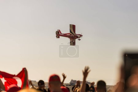 Téléchargez les photos : Izmir, Turquie - 9 septembre 2022 : Un pilote acrobatique manifeste dans le ciel le jour de la liberté d'Izmir à Izmir Konak Turquie - en image libre de droit