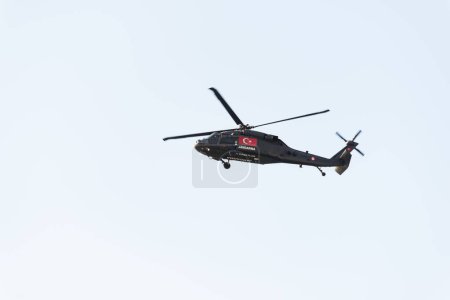 Foto de Izmir, Turquía - 9 de septiembre de 2022: Primer plano de un helicóptero gendarme turco en el cielo en el día de la libertad de Izmir en Izmir Konak Turquía - Imagen libre de derechos