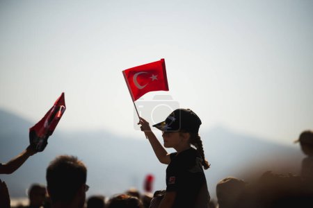 Téléchargez les photos : Izmir, Turquie - 9 septembre 2022 : Gros plan sur les drapeaux turcs dans un peuple bondé lors des célébrations du jour de la libération Izmir Turquie sur la place de la République. - en image libre de droit
