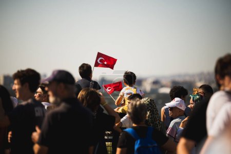 Foto de Izmir, Turquía - 9 de septiembre de 2022: Primer plano de las banderas turcas en un pueblo abarrotado en las celebraciones del día de la liberación Izmir Turquía en la Plaza de la República. - Imagen libre de derechos